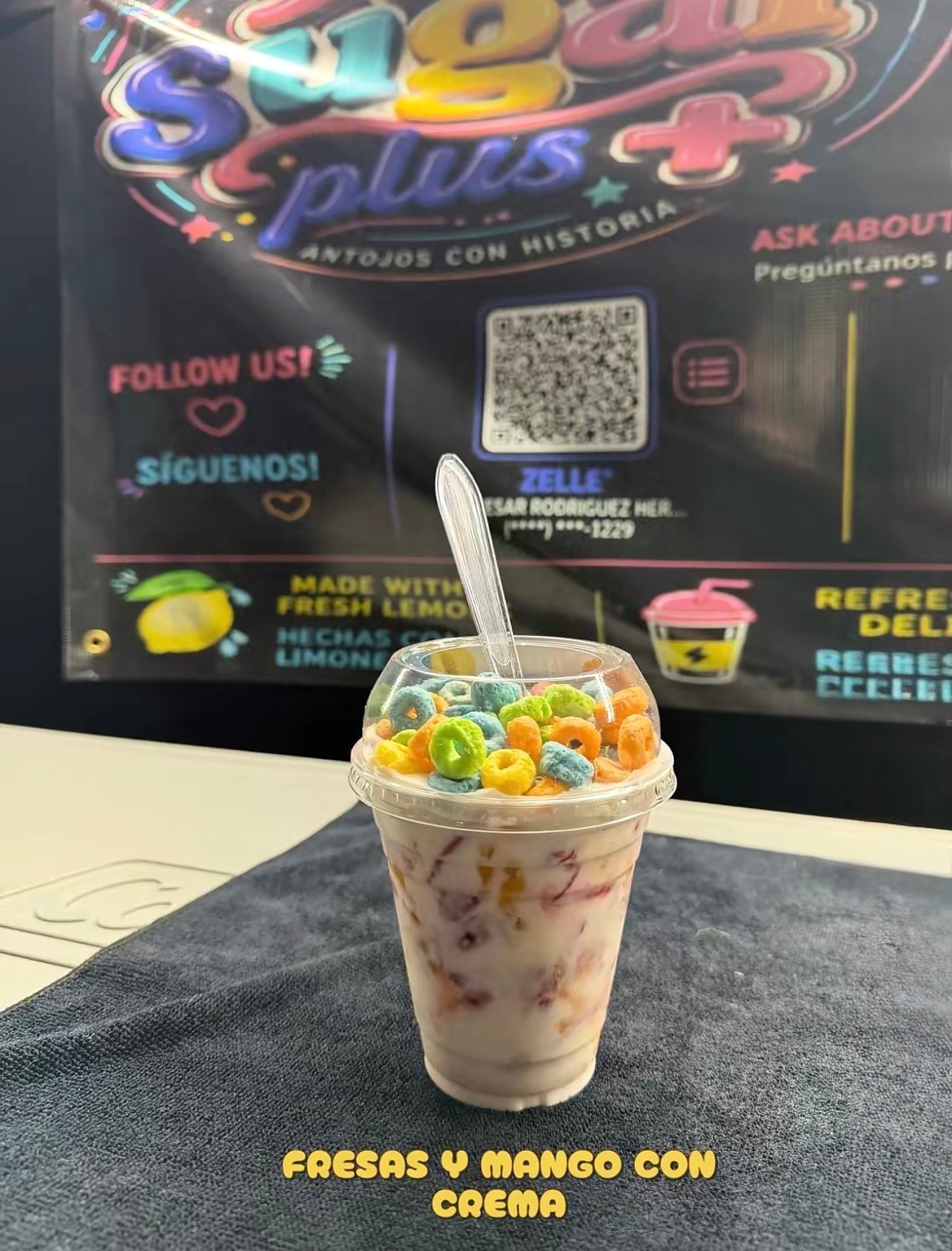 Fresas y mango con crema y cereal
